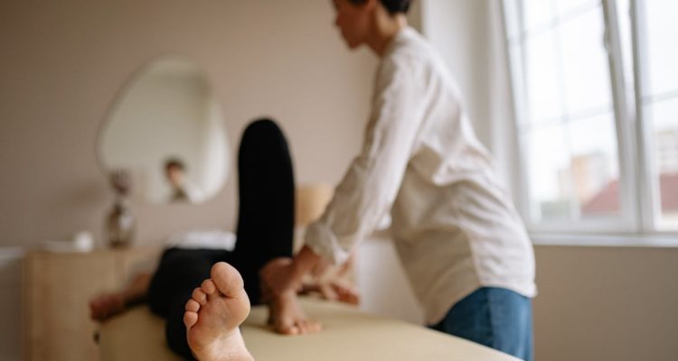 découvrez l'acupression, une technique millénaire de la médecine traditionnelle chinoise qui utilise des points de pression sur le corps pour soulager le stress, améliorer la circulation et promouvoir le bien-être global. explorez ses bienfaits et apprenez comment cette pratique peut transformer votre santé au quotidien.
