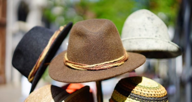 découvrez notre collection de chapeaux tendance pour toutes les occasions. que vous cherchiez un accessoire fashion, une protection contre le soleil ou une touche vintage, nos chapeaux s'adaptent à tous les styles et à toutes les saisons. trouvez le modèle parfait pour compléter votre tenue dès aujourd'hui !