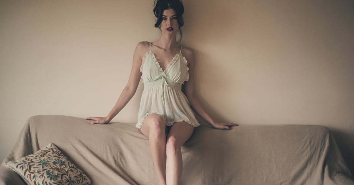 découvrez notre collection de lingerie élégante et séduisante, conçue pour allier confort et style. explorez des modèles variés, des soutiens-gorge aux ensembles sexy, pour sublimer votre silhouette et exprimer votre féminité au quotidien.