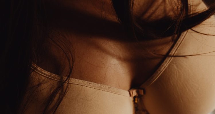 découvrez les dernières tendances en lingerie : styles, couleurs et matières incontournables pour sublimer votre silhouette et ajouter une touche de séduction à votre quotidien. restez à la pointe de la mode avec nos conseils et inspirations.