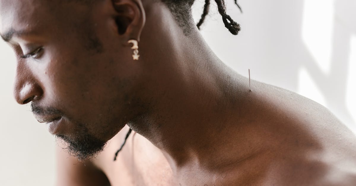 découvrez l'acupression, une technique ancestrale de médecine douce qui utilise des pressions sur des points spécifiques du corps pour soulager le stress, améliorer la circulation et favoriser le bien-être général. explorez ses bienfaits et apprenez comment intégrer cette pratique simple dans votre vie quotidienne.
