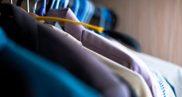 découvrez des astuces pratiques et créatives pour organiser vos vêtements de manière efficace. transformez votre espace de rangement en un lieu fonctionnel et stylé, tout en préservant l'intégrité de vos vêtements.