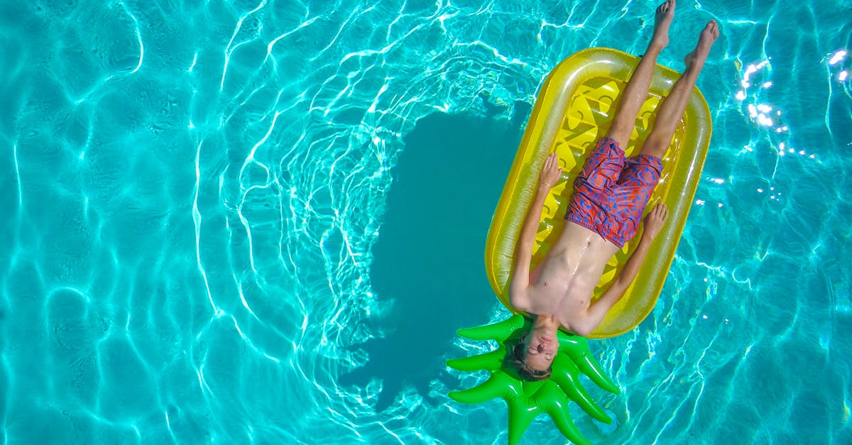 découvrez notre sélection de floaties colorés et amusants, parfaits pour égayer vos journées à la piscine ou à la plage. profitez du soleil en toute sécurité et avec style grâce à nos bouées flottantes adaptées à tous les âges.