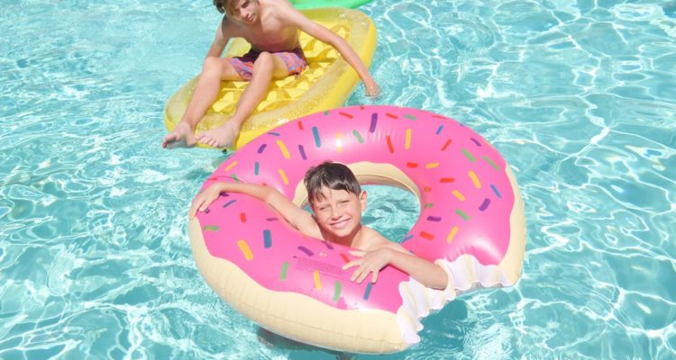 découvrez notre collection de floaties colorés et amusants, parfaits pour égayer vos journées à la plage ou à la piscine. profitez de moments de détente et de plaisir en flottant sur l'eau avec style!