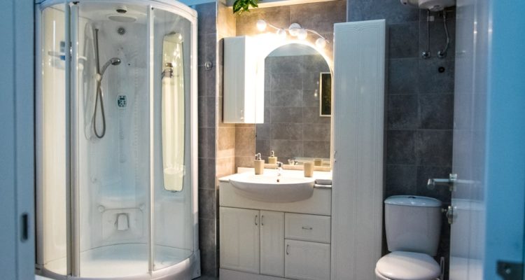 découvrez notre vaste sélection d'accessoires de douche essentiels pour améliorer votre expérience de bain. de porte-savons élégants aux rideaux de douche modernes, trouvez tout ce dont vous avez besoin pour créer un espace de douche fonctionnel et stylé.