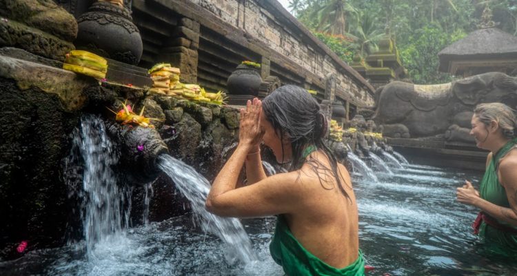 découvrez bali, une île paradisiaque en indonésie réputée pour ses plages de rêve, ses temples majestueux et sa culture unique. partez à l’aventure et vivez une expérience inoubliable sur l’île des dieux.